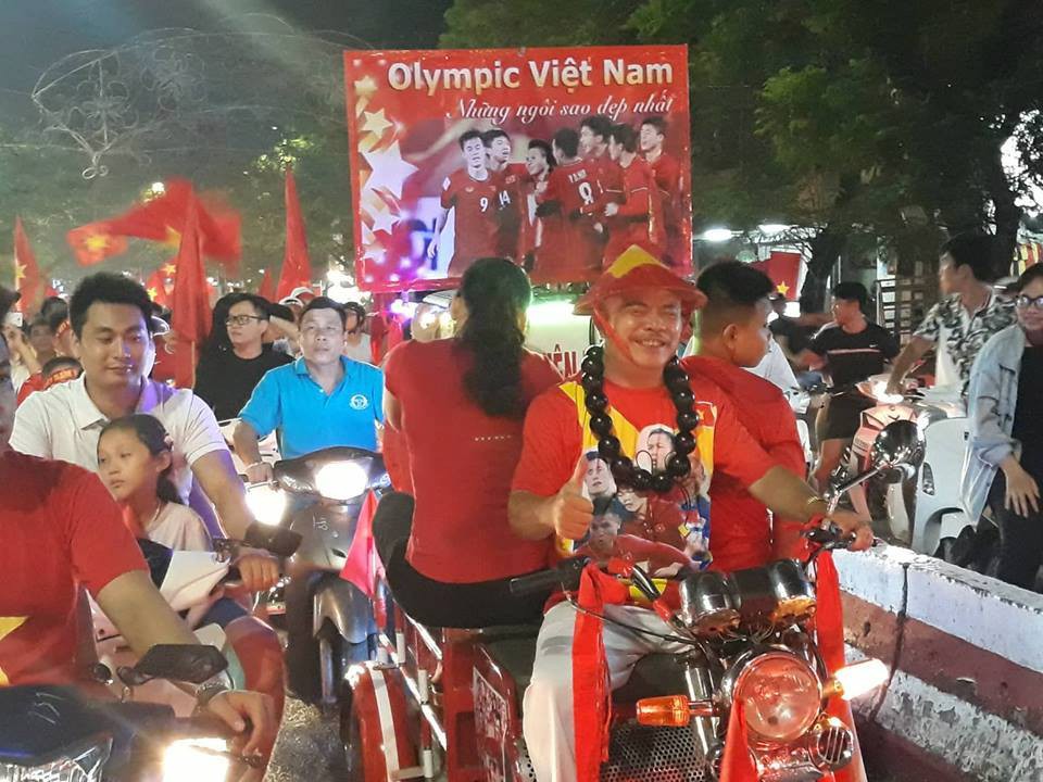 Biển người và cờ đỏ thắp sáng hồ Gươm mừng chiến tích Olympic Việt Nam - Ảnh 36.
