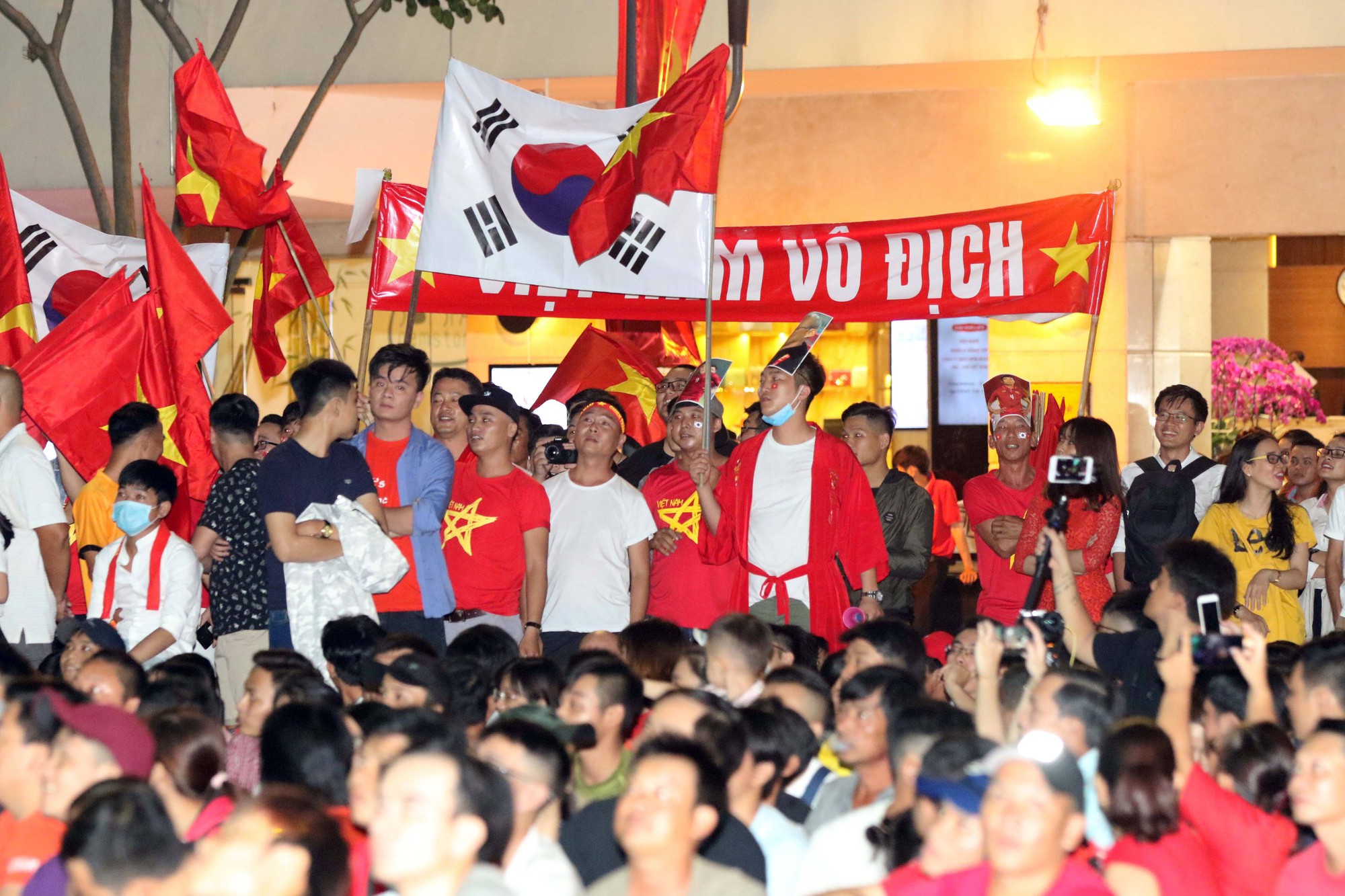 Mừng kỳ tích Olympic Việt Nam: Người hâm mộ không ngủ - Ảnh 1.