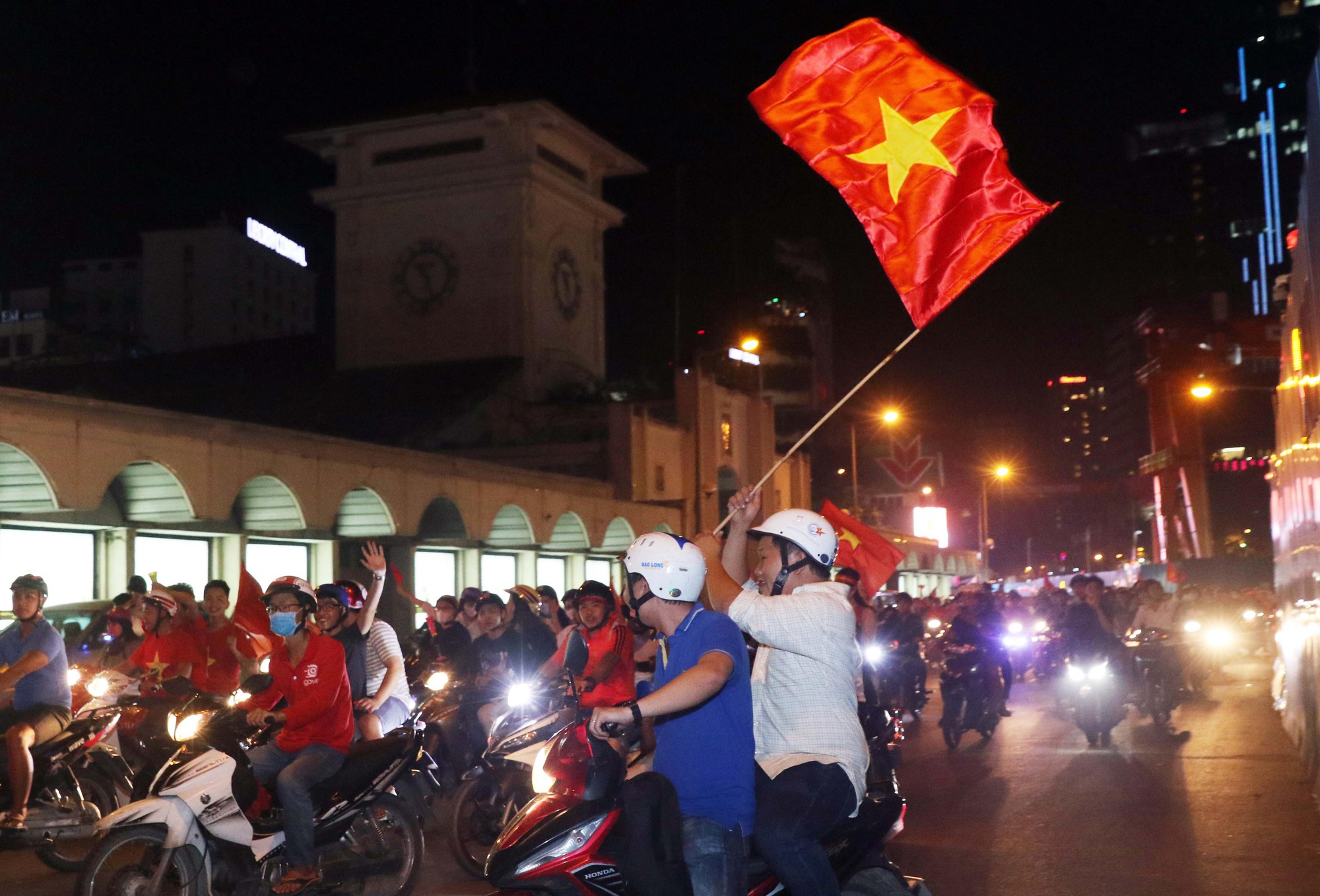 Mừng kỳ tích Olympic Việt Nam: Người hâm mộ không ngủ - Ảnh 21.