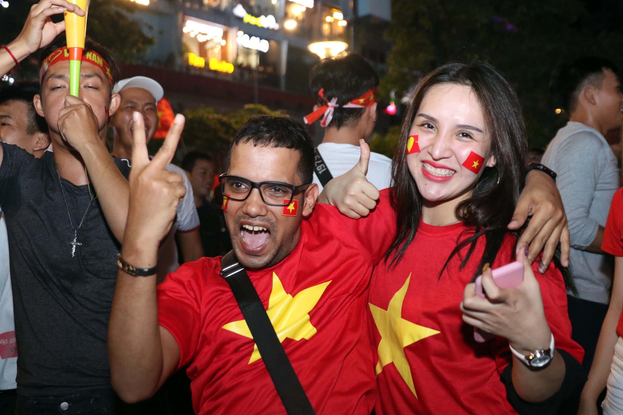 Mừng kỳ tích Olympic Việt Nam: Người hâm mộ không ngủ - Ảnh 23.