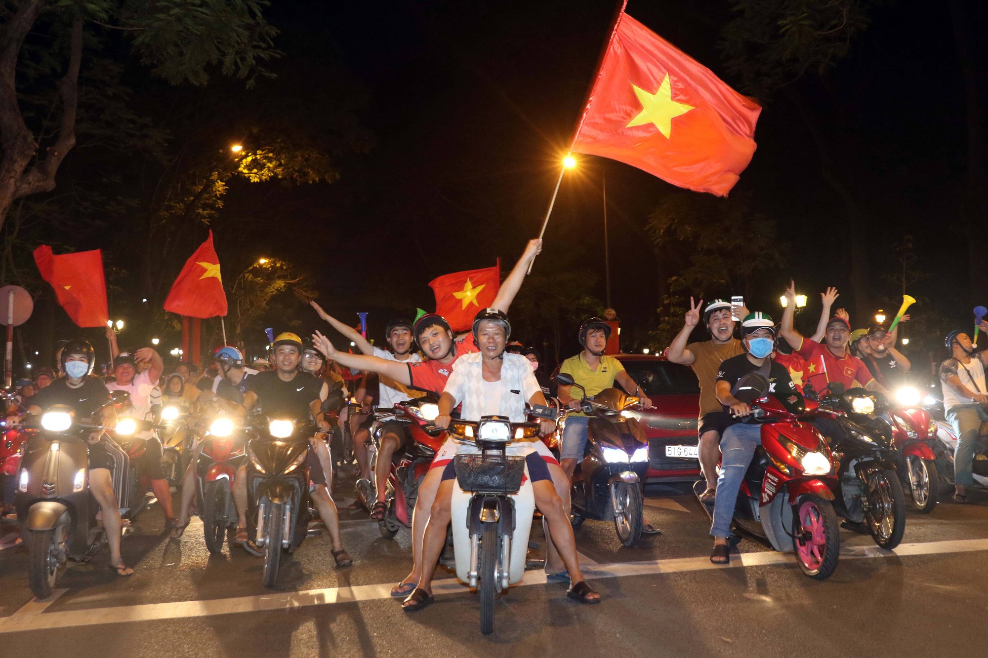 Mừng kỳ tích Olympic Việt Nam: Người hâm mộ không ngủ - Ảnh 25.