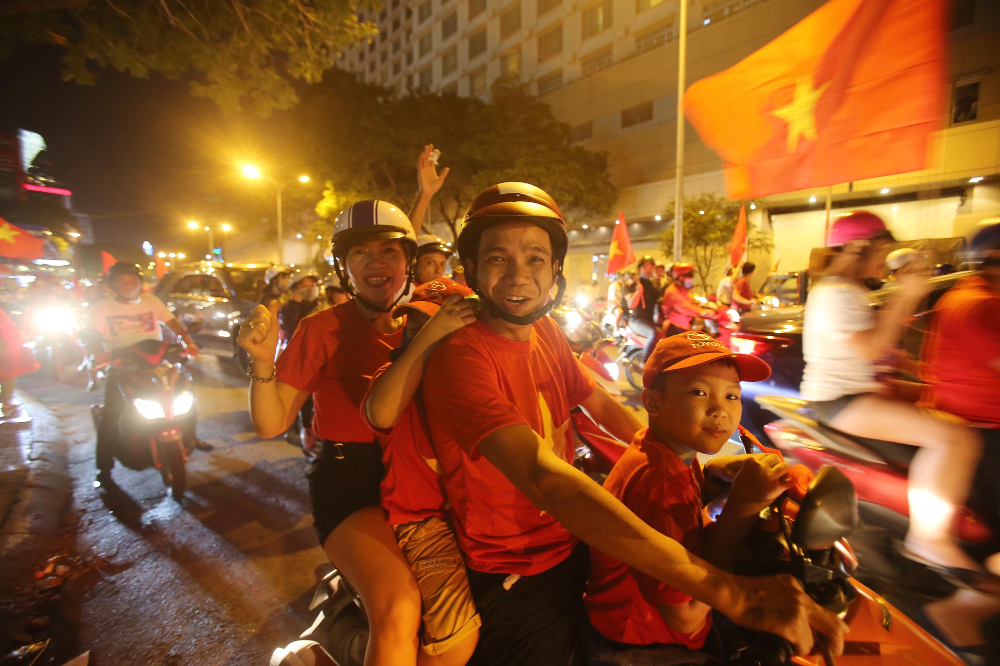 Mừng kỳ tích Olympic Việt Nam: Người hâm mộ không ngủ - Ảnh 8.