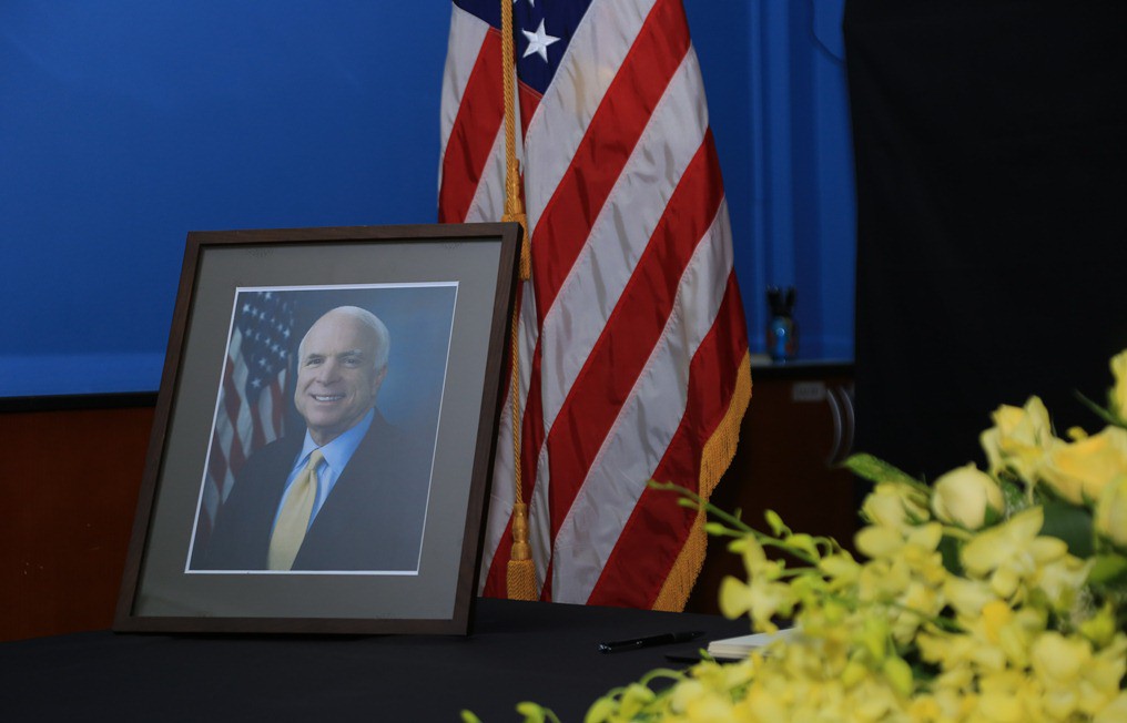 Người dân đến viếng ghi gì trong sổ tang Thượng nghị sĩ  John McCain? - Ảnh 3.