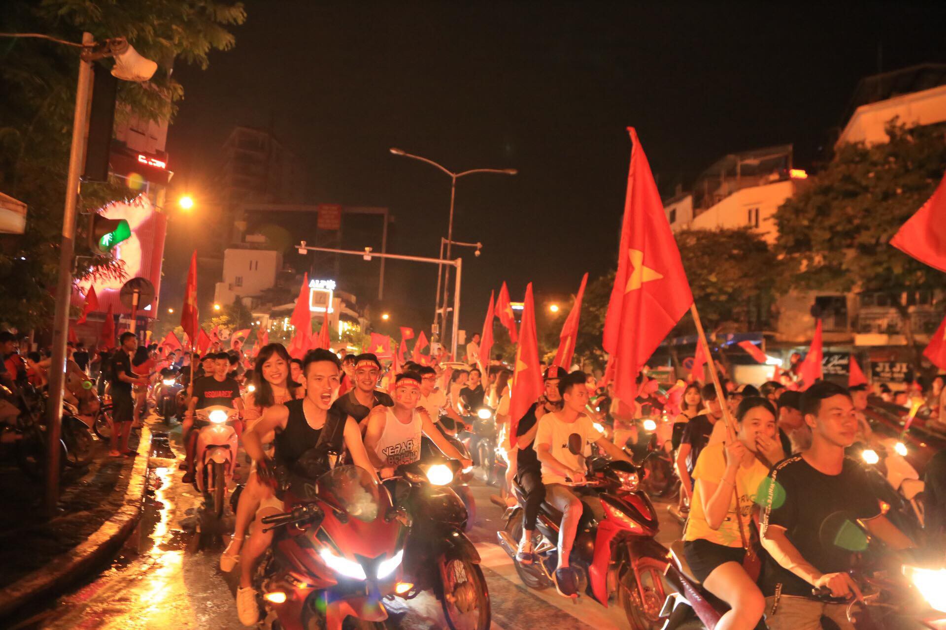 Biển người và cờ đỏ thắp sáng hồ Gươm mừng chiến tích Olympic Việt Nam - Ảnh 18.