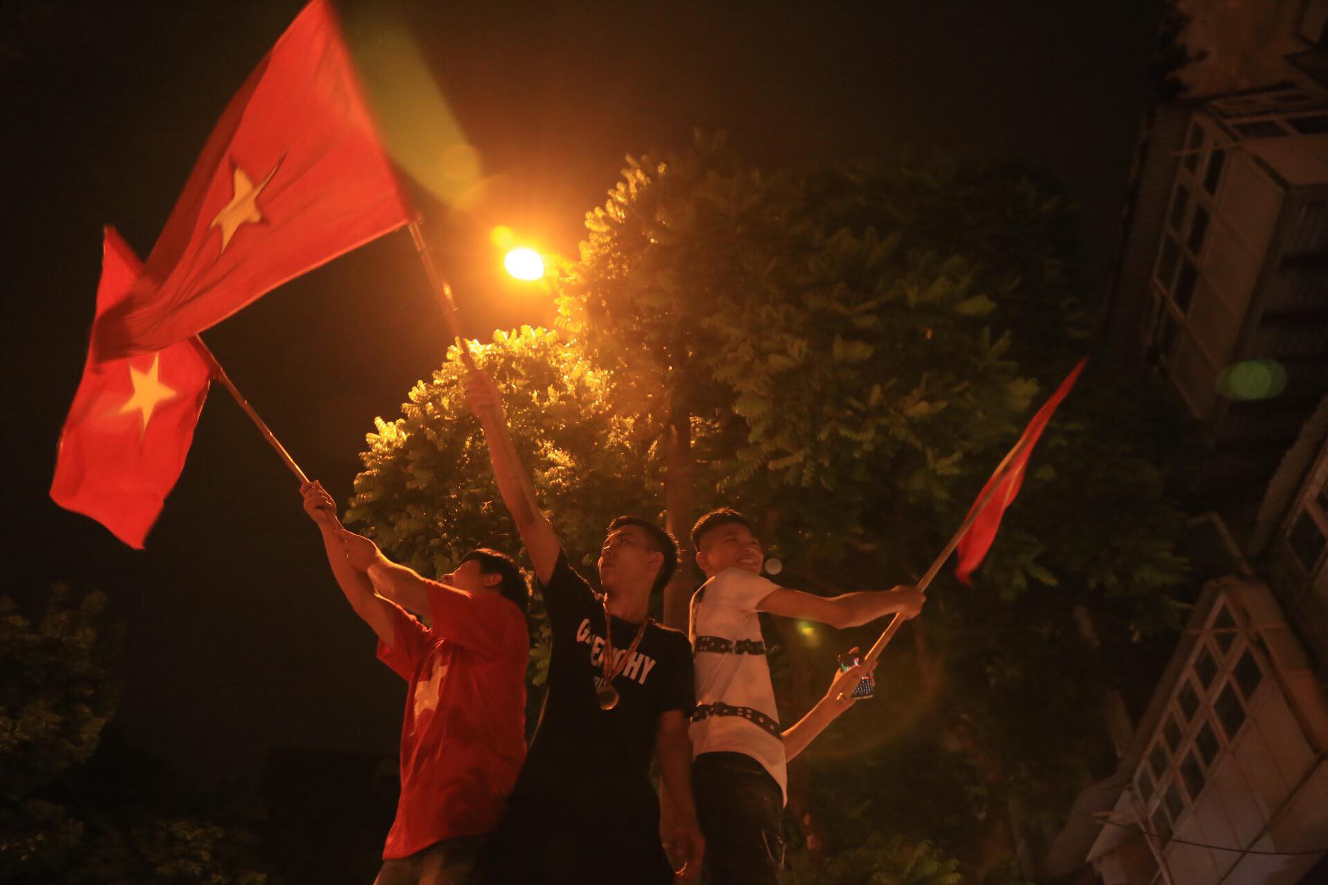 Biển người và cờ đỏ thắp sáng hồ Gươm mừng chiến tích Olympic Việt Nam - Ảnh 23.