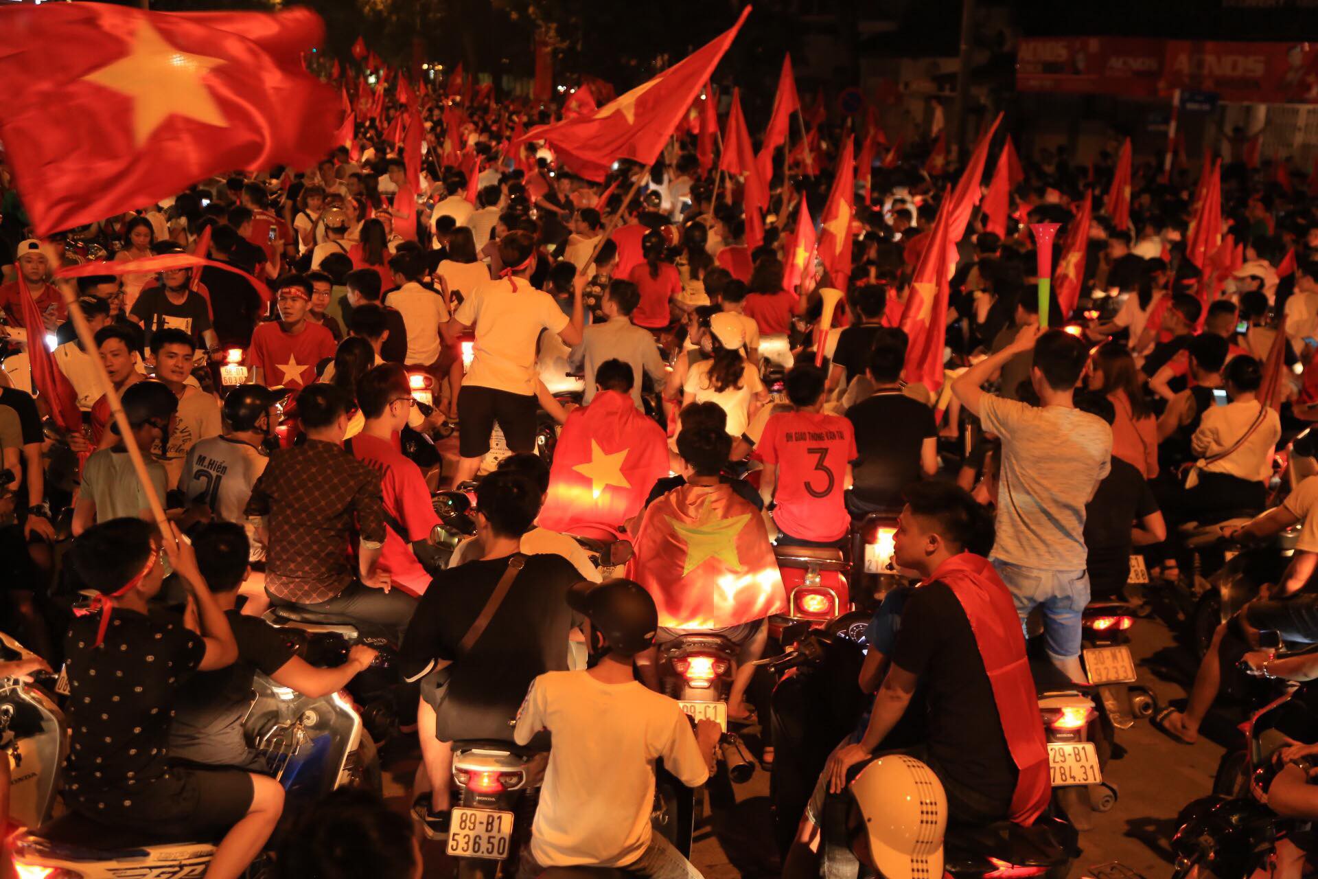 Biển người và cờ đỏ thắp sáng hồ Gươm mừng chiến tích Olympic Việt Nam - Ảnh 24.