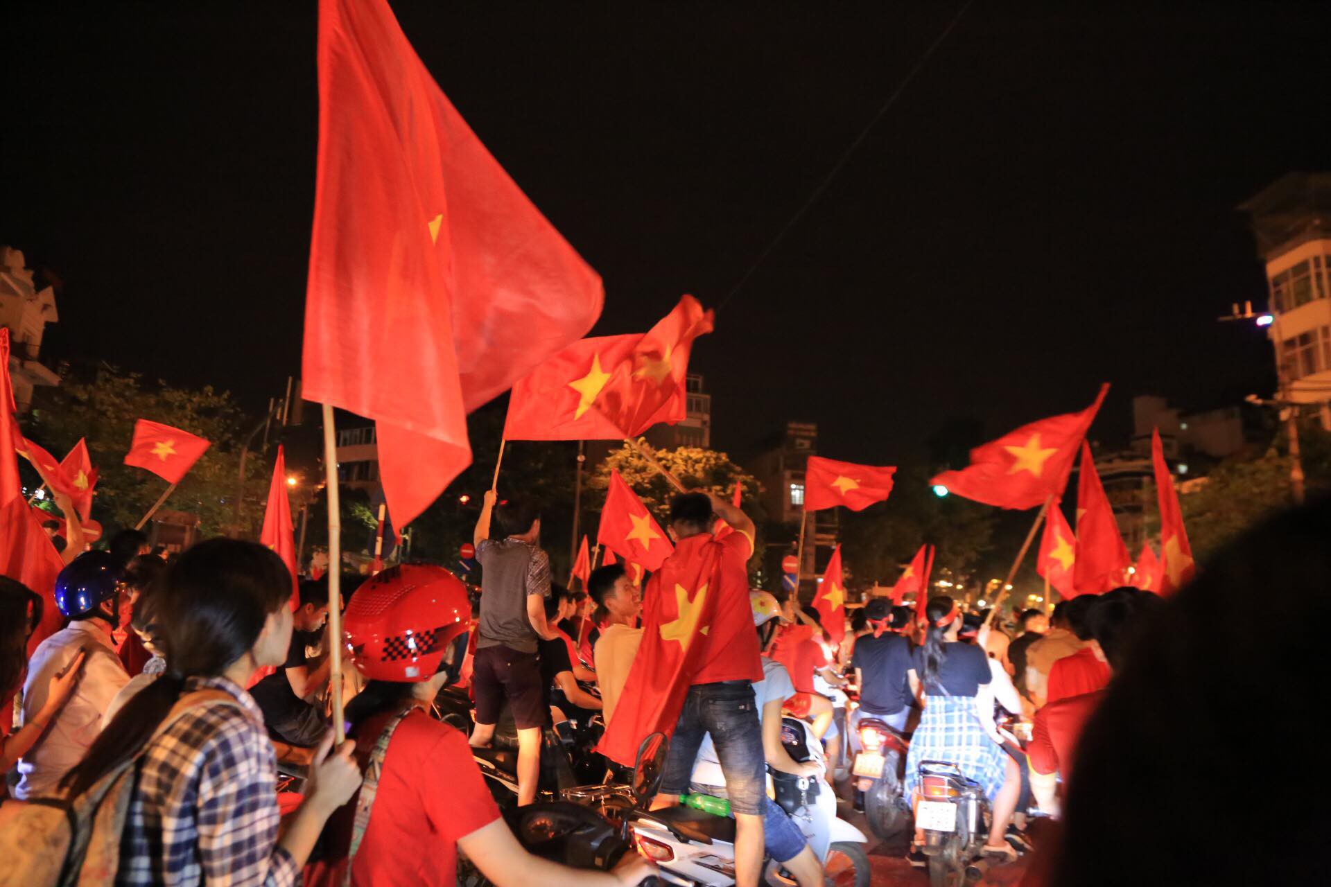 Biển người và cờ đỏ thắp sáng hồ Gươm mừng chiến tích Olympic Việt Nam - Ảnh 25.