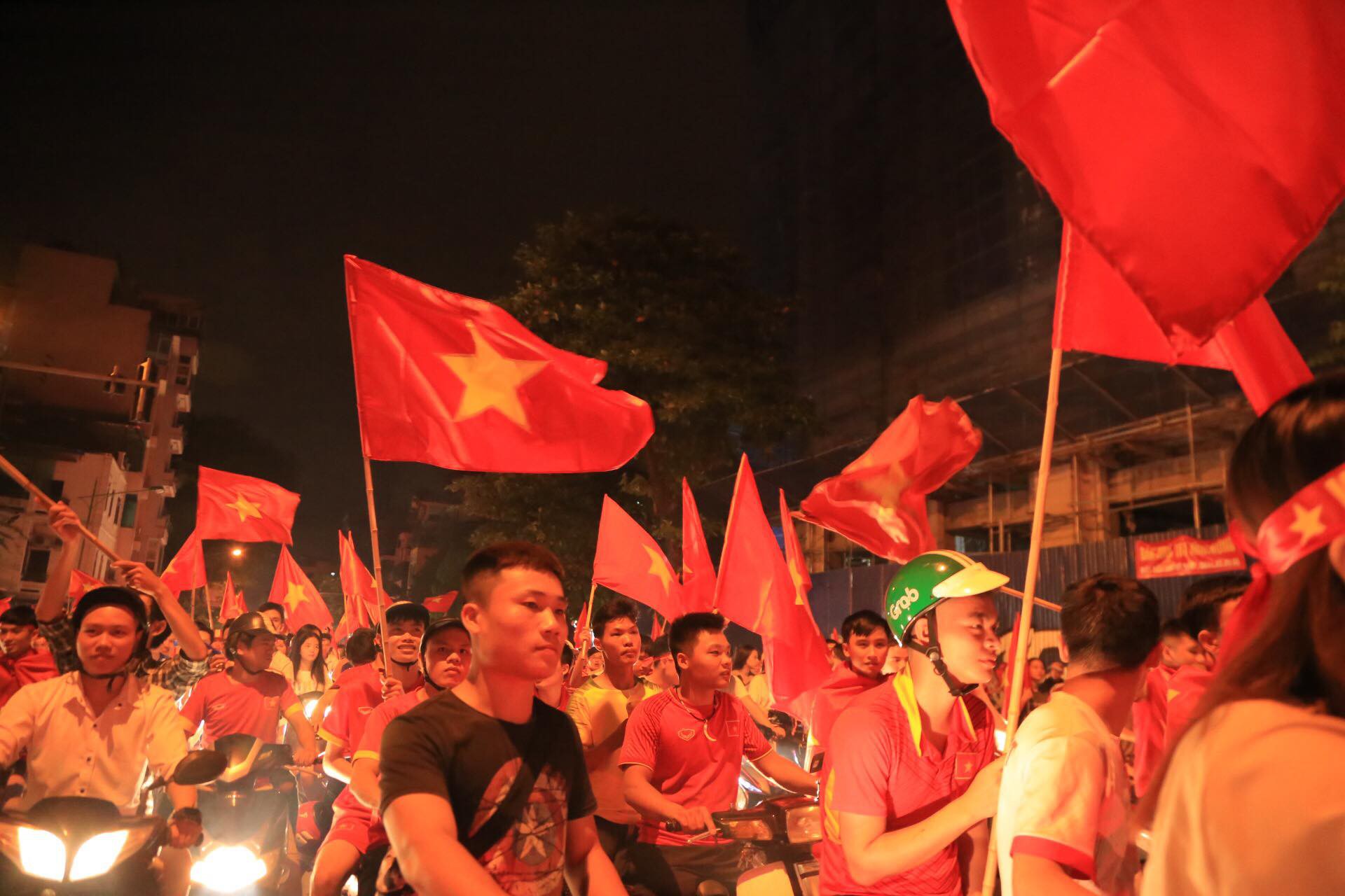 Biển người và cờ đỏ thắp sáng hồ Gươm mừng chiến tích Olympic Việt Nam - Ảnh 26.