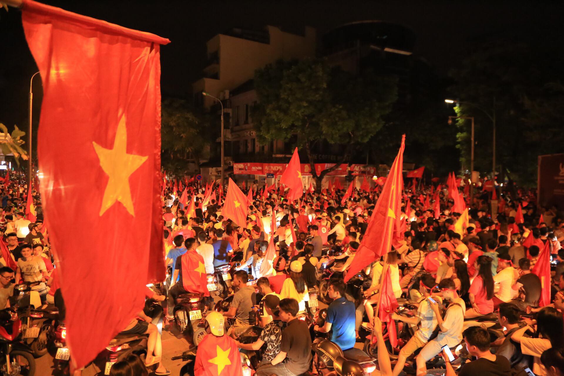Biển người và cờ đỏ thắp sáng hồ Gươm mừng chiến tích Olympic Việt Nam - Ảnh 27.