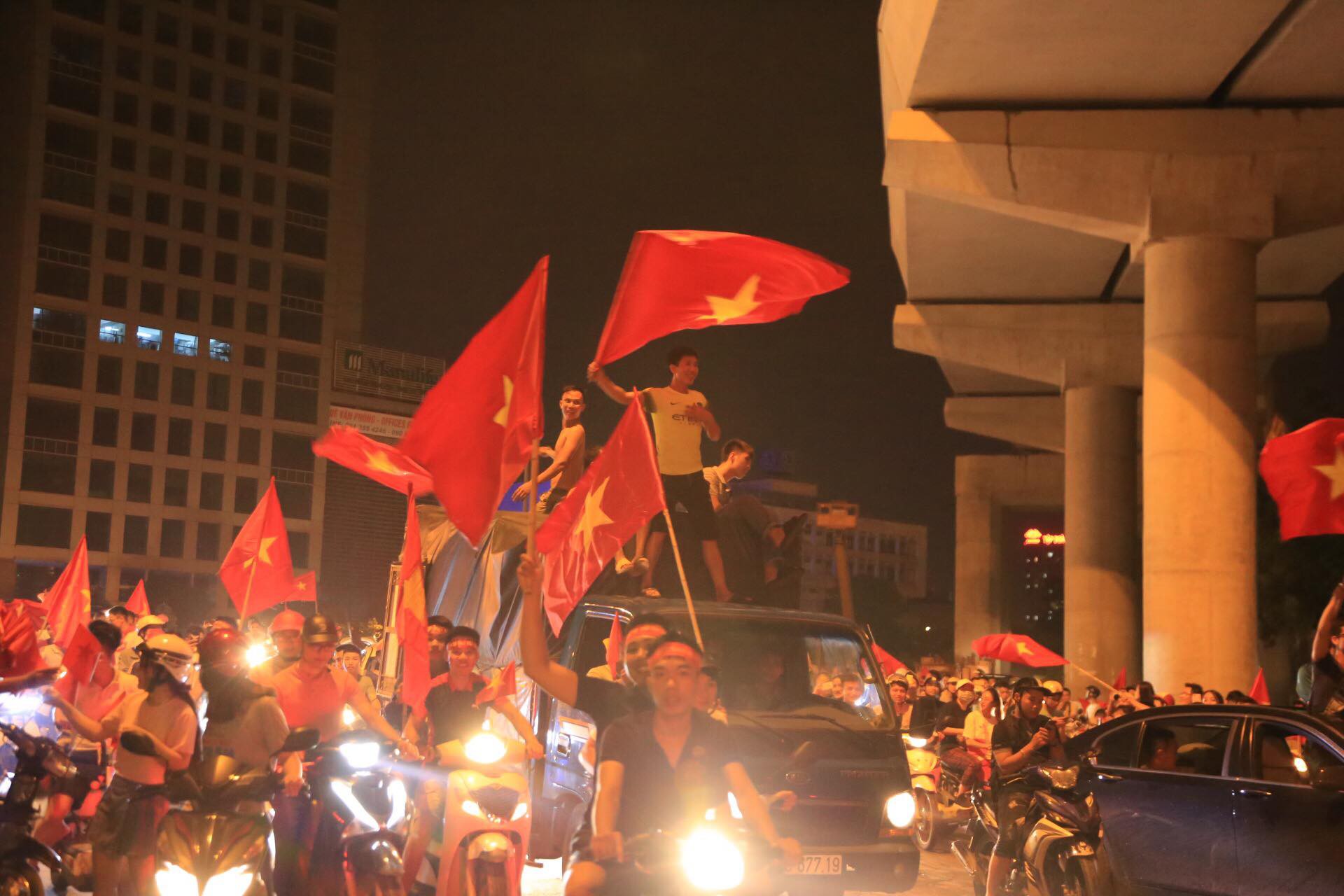 Biển người và cờ đỏ thắp sáng hồ Gươm mừng chiến tích Olympic Việt Nam - Ảnh 28.