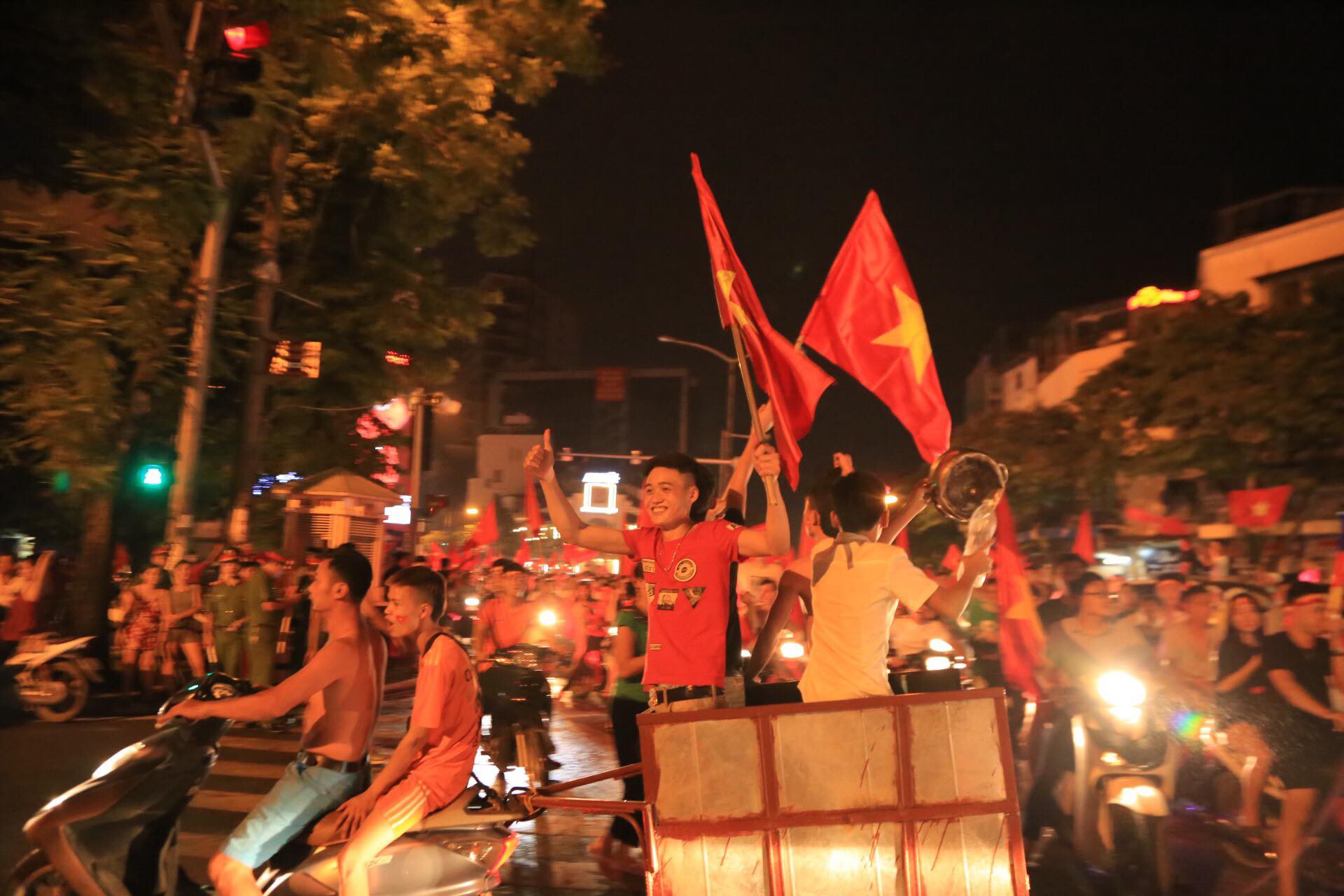 Biển người và cờ đỏ thắp sáng hồ Gươm mừng chiến tích Olympic Việt Nam - Ảnh 30.