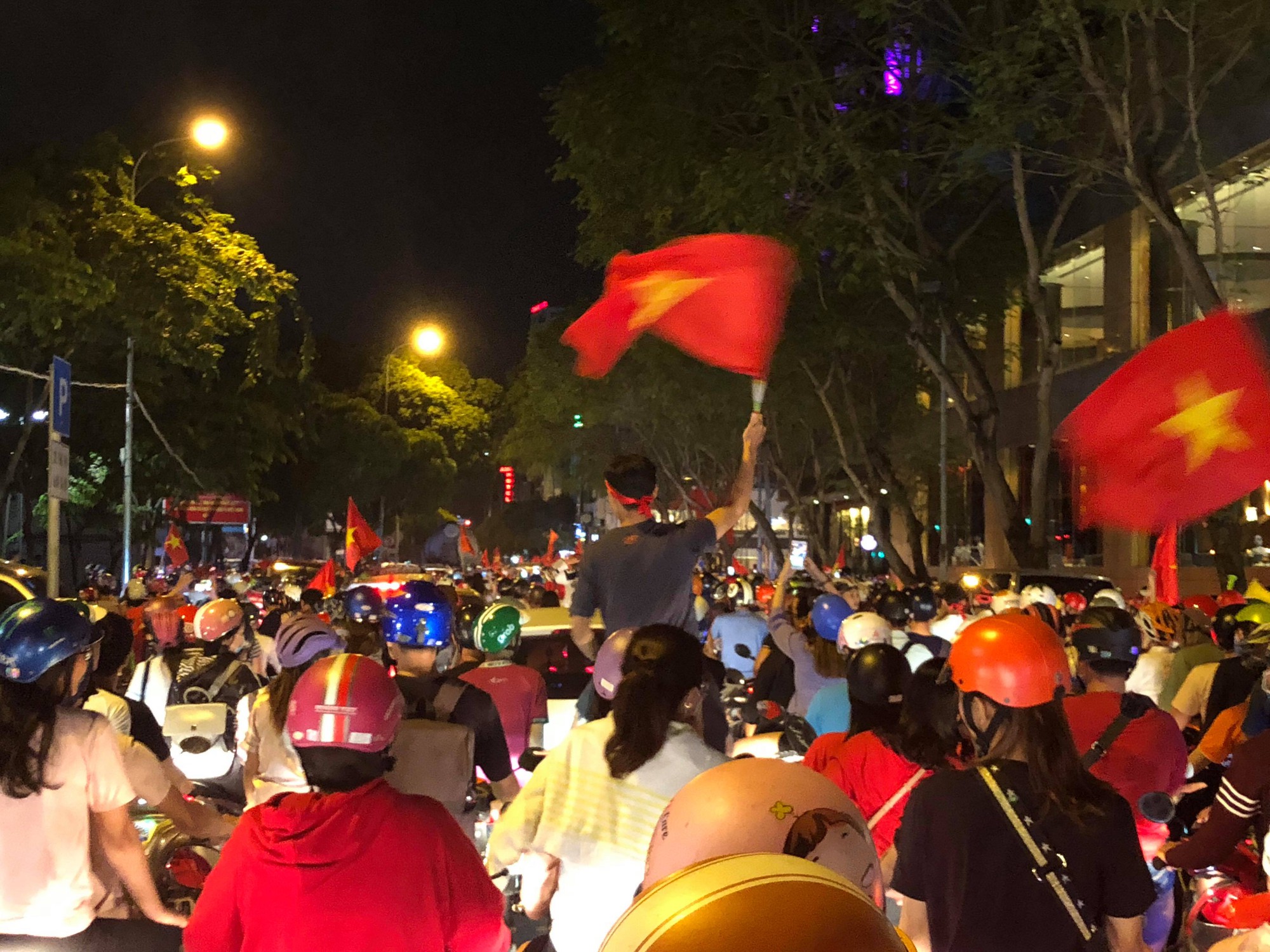 Mừng kỳ tích Olympic Việt Nam: Người hâm mộ không ngủ - Ảnh 14.