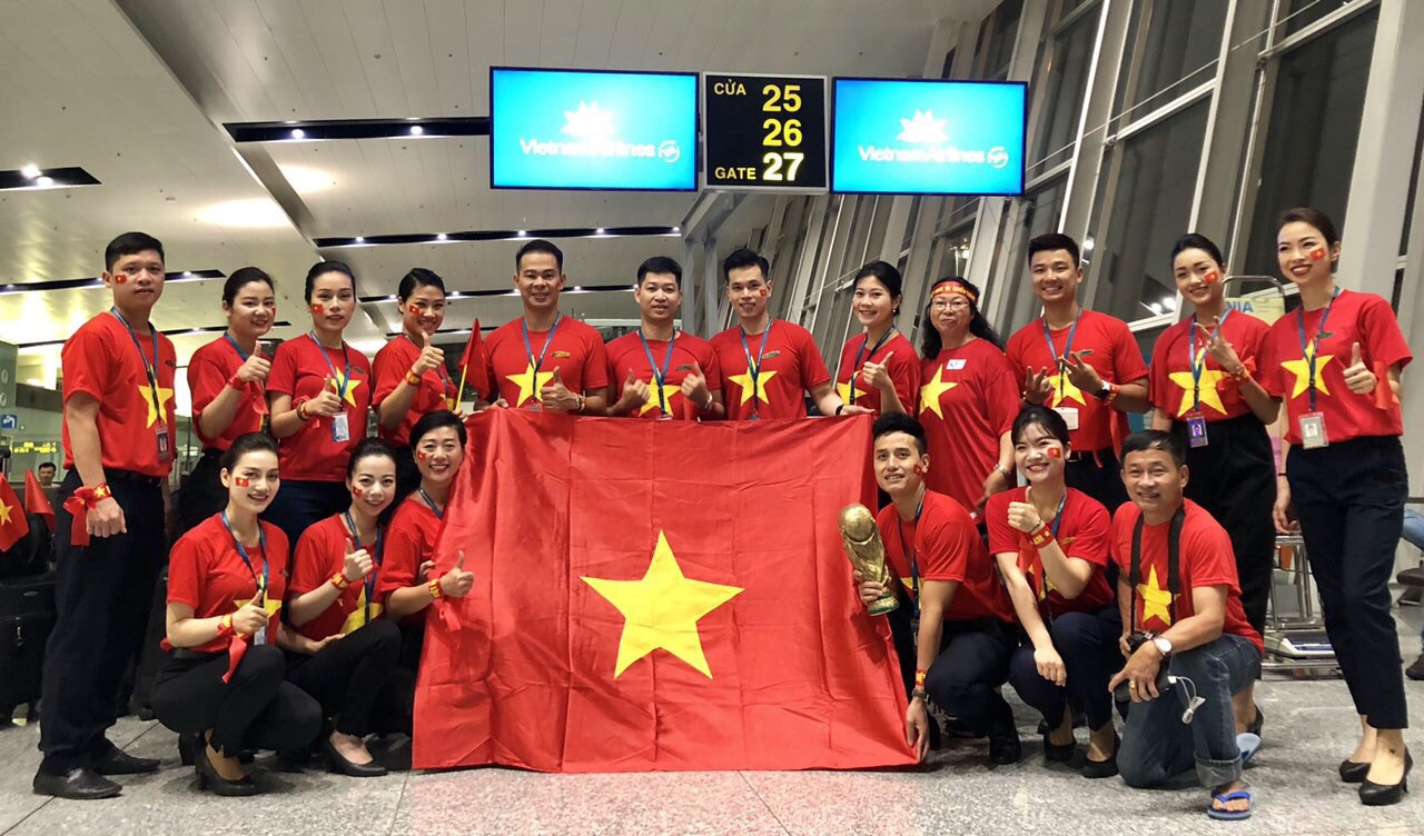 CĐV nhuộm đỏ các chuyến bay sang Jakarta tiếp lửa cho Olympic Việt Nam - Ảnh 7.