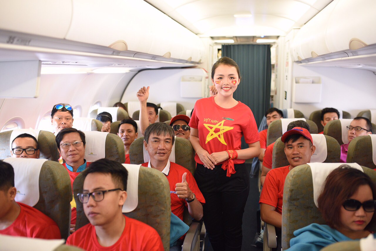CĐV nhuộm đỏ các chuyến bay sang Jakarta tiếp lửa cho Olympic Việt Nam - Ảnh 10.