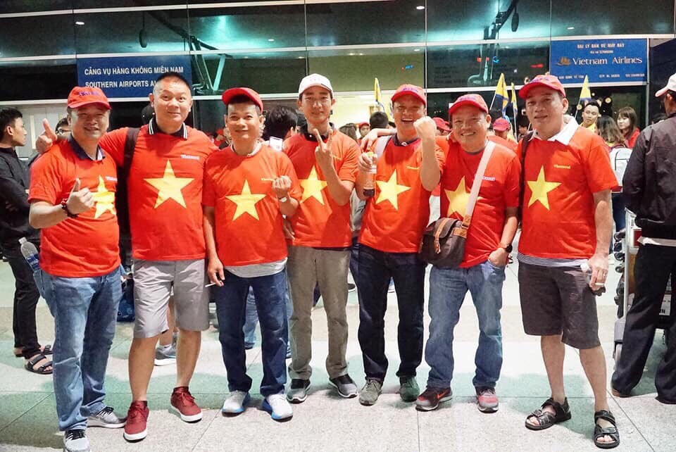 CĐV nhuộm đỏ các chuyến bay sang Jakarta tiếp lửa cho Olympic Việt Nam - Ảnh 14.