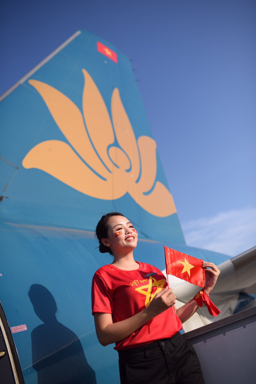 CĐV nhuộm đỏ các chuyến bay sang Jakarta tiếp lửa cho Olympic Việt Nam - Ảnh 16.