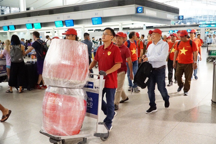 CĐV nhuộm đỏ các chuyến bay sang Jakarta tiếp lửa cho Olympic Việt Nam - Ảnh 26.