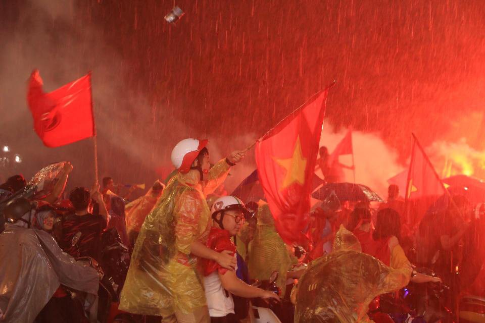 CĐV thắp lửa dưới mưa sau siêu phẩm của Minh Vương - Ảnh 9.