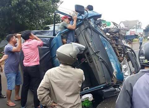 Tai nạn liên hoàn trên đường Hồ Chí Minh, nhiều người bị thương - Ảnh 1.