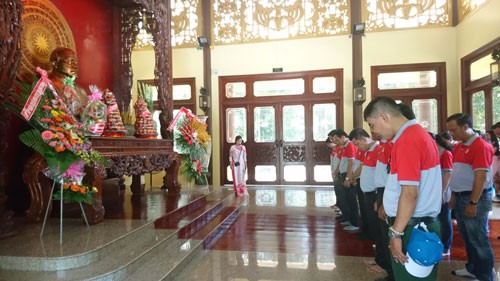 Cán bộ Công đoàn, CNVC-LĐ về thăm quê hương Bác Tôn - Ảnh 1.