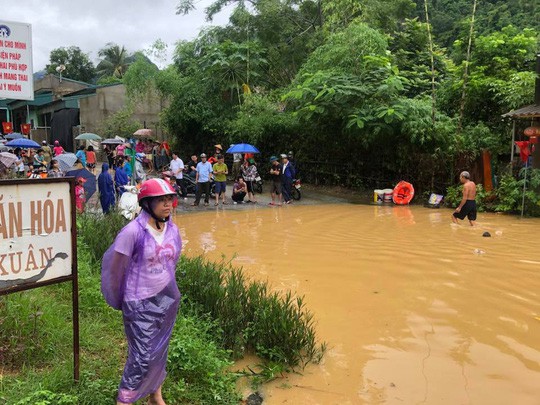 Kinh hoàng cảnh ngôi nhà 2 tầng bất ngờ đổ xuống sông Lò - Ảnh 3.