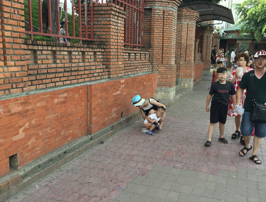 Du khách Trung Quốc ở Nha Trang: Hàng loạt hình ảnh phản cảm - Ảnh 3.