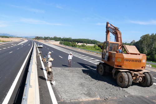 Cao tốc Đà Nẵng - Quảng Ngãi: Thảm nhựa lại đoạn bị bộ trưởng chê lộc cộc - Ảnh 1.