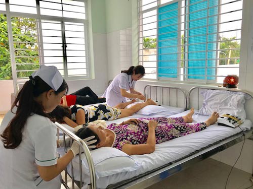 TP HCM kéo bệnh nhân về trạm y tế - Ảnh 1.