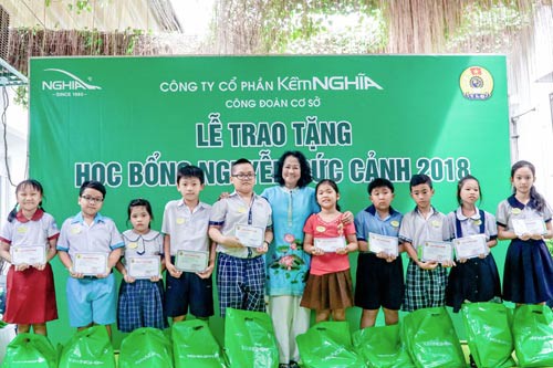 Trao gần 1.000 suất học bổng Nguyễn Đức Cảnh cho con công nhân khó khăn - Ảnh 1.