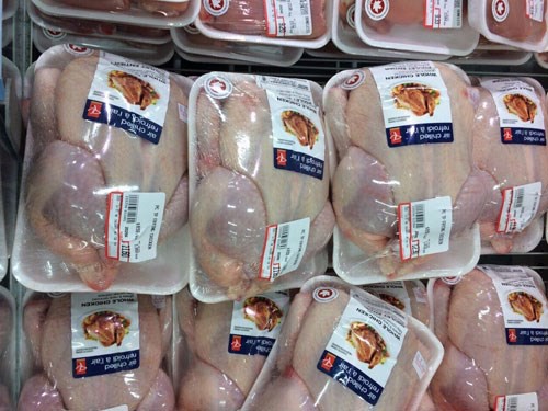 Mỗi tháng người Việt ăn 15.000 tấn thịt gà ngoại giá siêu rẻ - Ảnh 1.