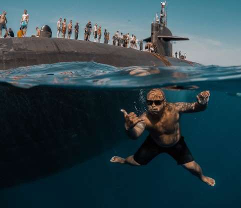 Choáng ngợp cảnh thủy thủ Mỹ bơi cạnh tàu ngầm hạt nhân - Ảnh 5.