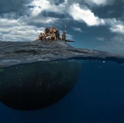 Choáng ngợp cảnh thủy thủ Mỹ bơi cạnh tàu ngầm hạt nhân - Ảnh 4.