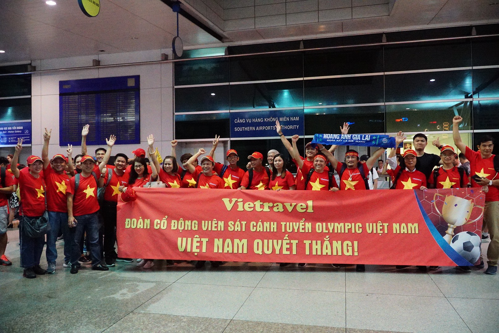 Hơn 300 CĐV bay sớm sang Indonesia tiếp lửa cho Olympic Việt Nam tranh HCĐ - Ảnh 9.
