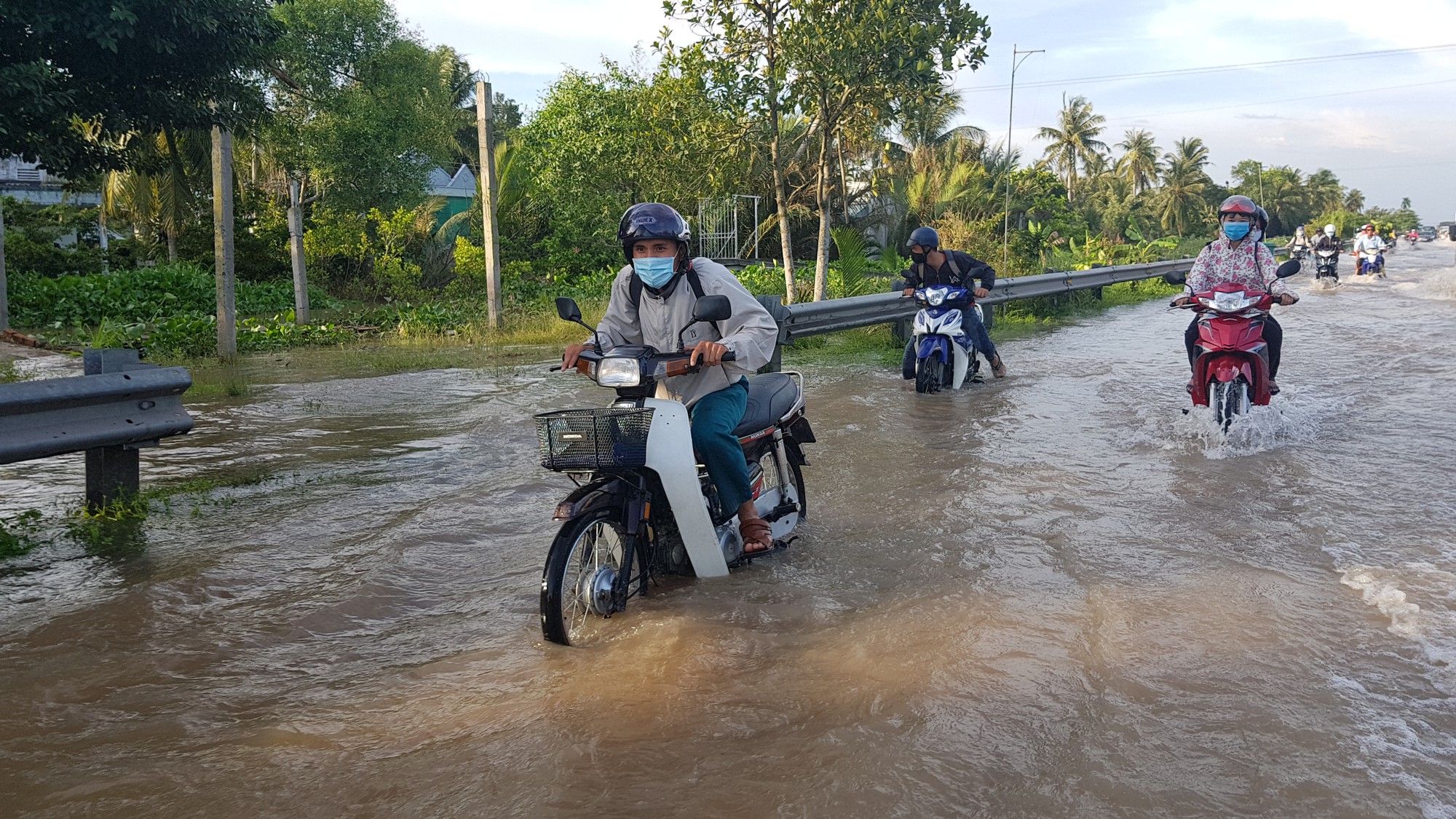 Dân miền Tây khốn đốn vì nước lũ và triều cường lên quá cao - Ảnh 2.