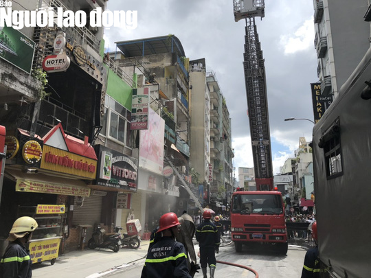 [VIDEO] Giải cứu người mắc kẹt trong đám cháy ở phố Tây Bùi Viện - Ảnh 3.