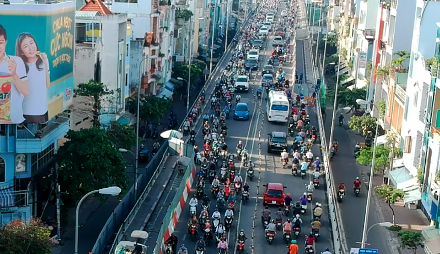 [VIDEO Flycam] Ám ảnh lô cốt gây kẹt ở cầu kênh Tẻ - Ảnh 2.