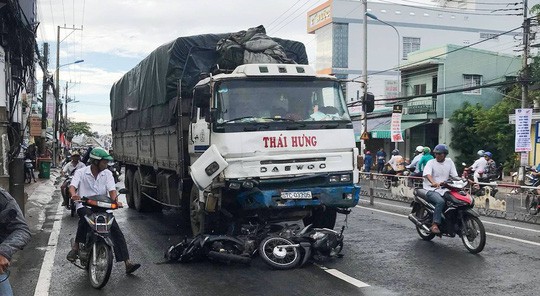 Xe tải càn Quốc lộ 91,  10 người đi xe máy bị thương - Ảnh 3.