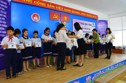 Trao quà, học bổng cho học sinh nghèo - Ảnh 1.