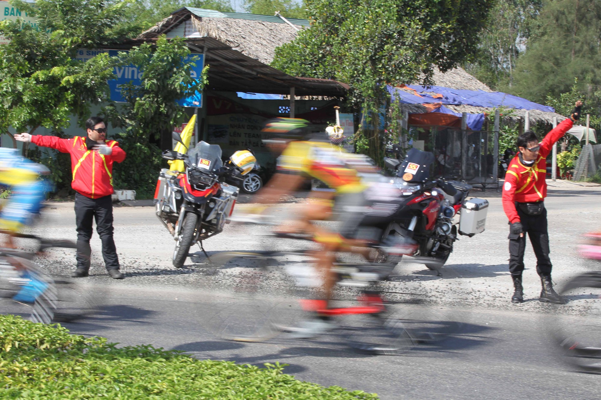 Những chàng lãng tử bên siêu xe mô tô - Ảnh 10.