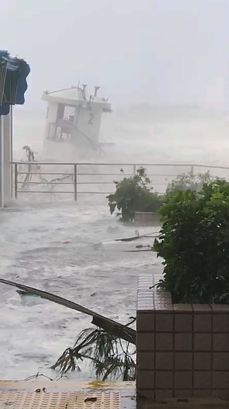 [Clip] - Bão Mangkhut xô nghiêng nhà cửa, người già ở Hồng Kông quyết không sơ tán - Ảnh 5.