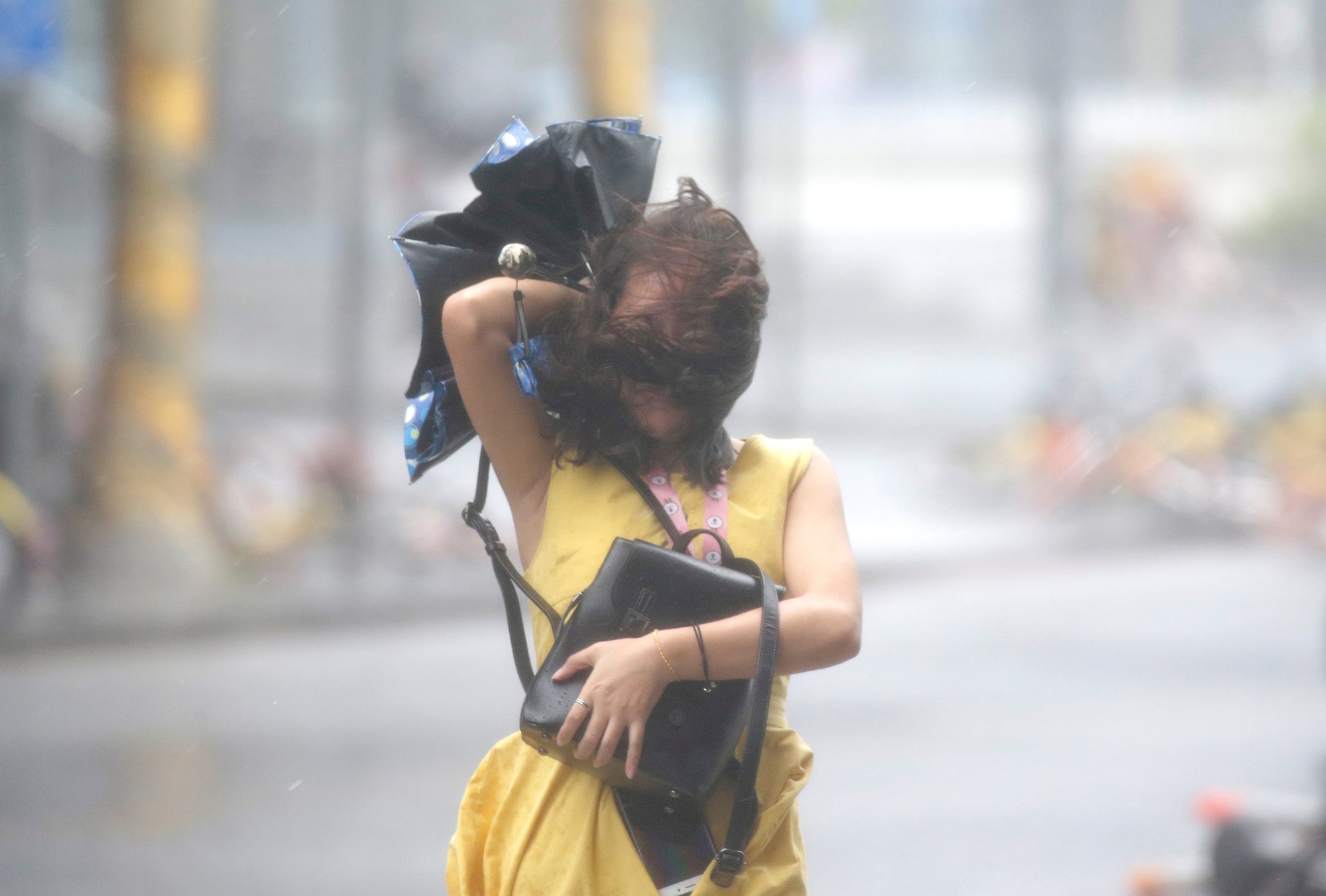 [Clip] - Bão Mangkhut xô nghiêng nhà cửa, người già ở Hồng Kông quyết không sơ tán - Ảnh 8.