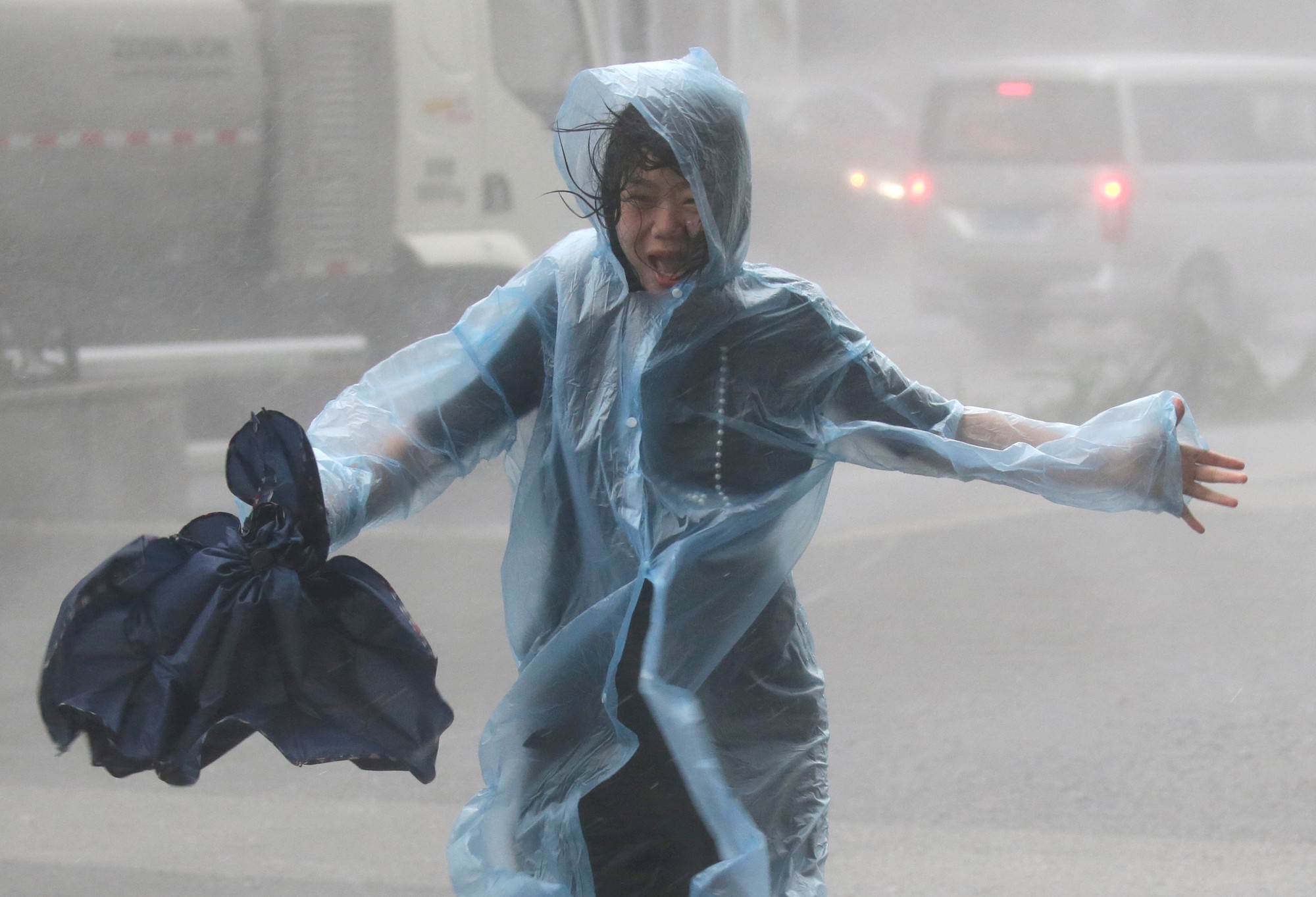 [Clip] - Bão Mangkhut xô nghiêng nhà cửa, người già ở Hồng Kông quyết không sơ tán - Ảnh 10.