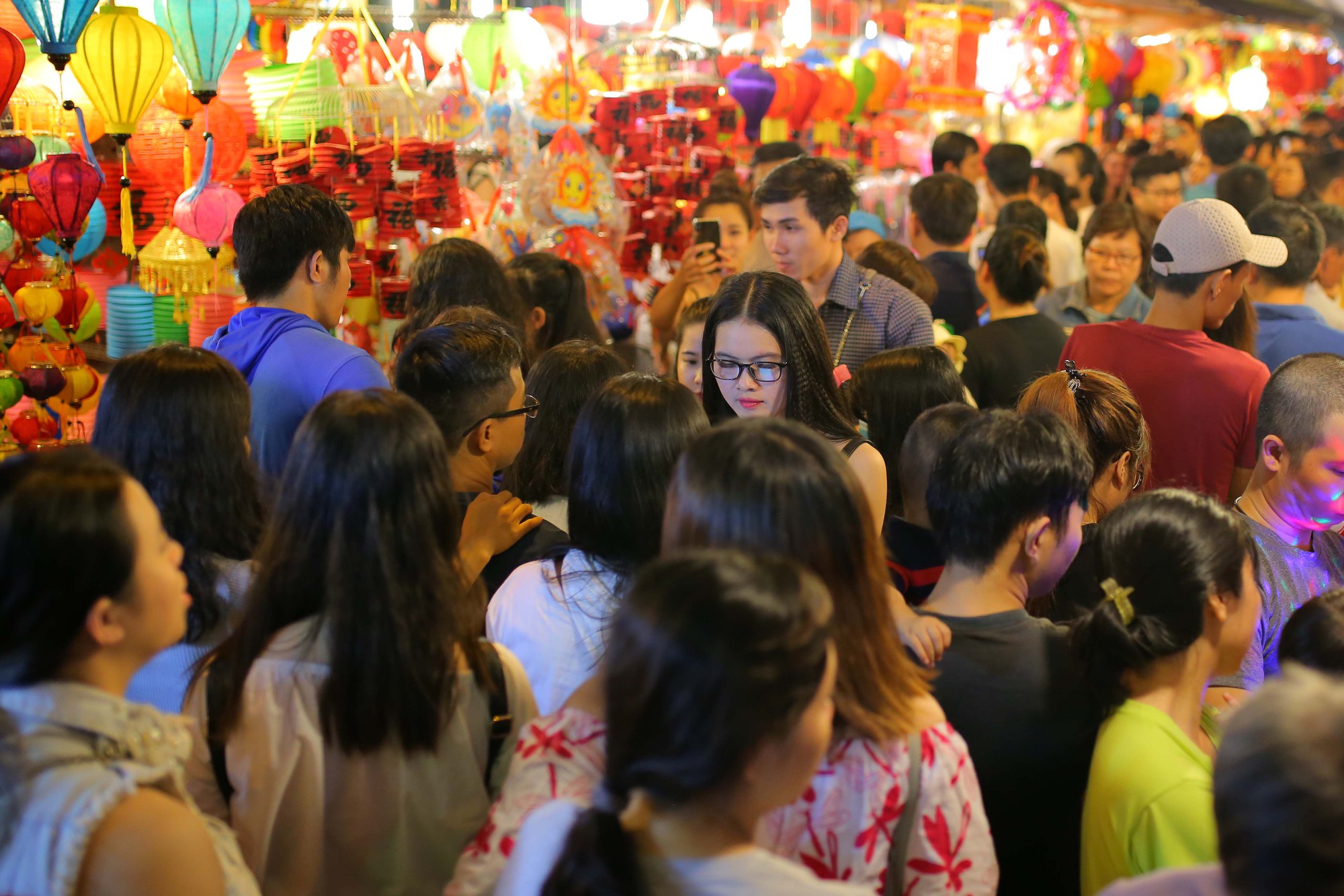 Phố lồng đèn Sài Gòn ngộp thở trước Tết Trung thu - Ảnh 3. Phố lồng đèn Sài Gòn ngộp thở trước Tết Trung thu - Ảnh 3.