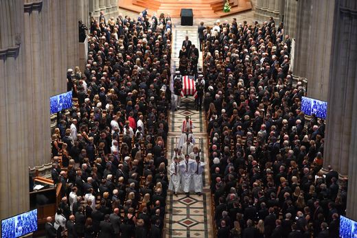 Tang lễ ông McCain: Thông điệp đậm đặc tới vị tổng thống vắng mặt - Ảnh 1.