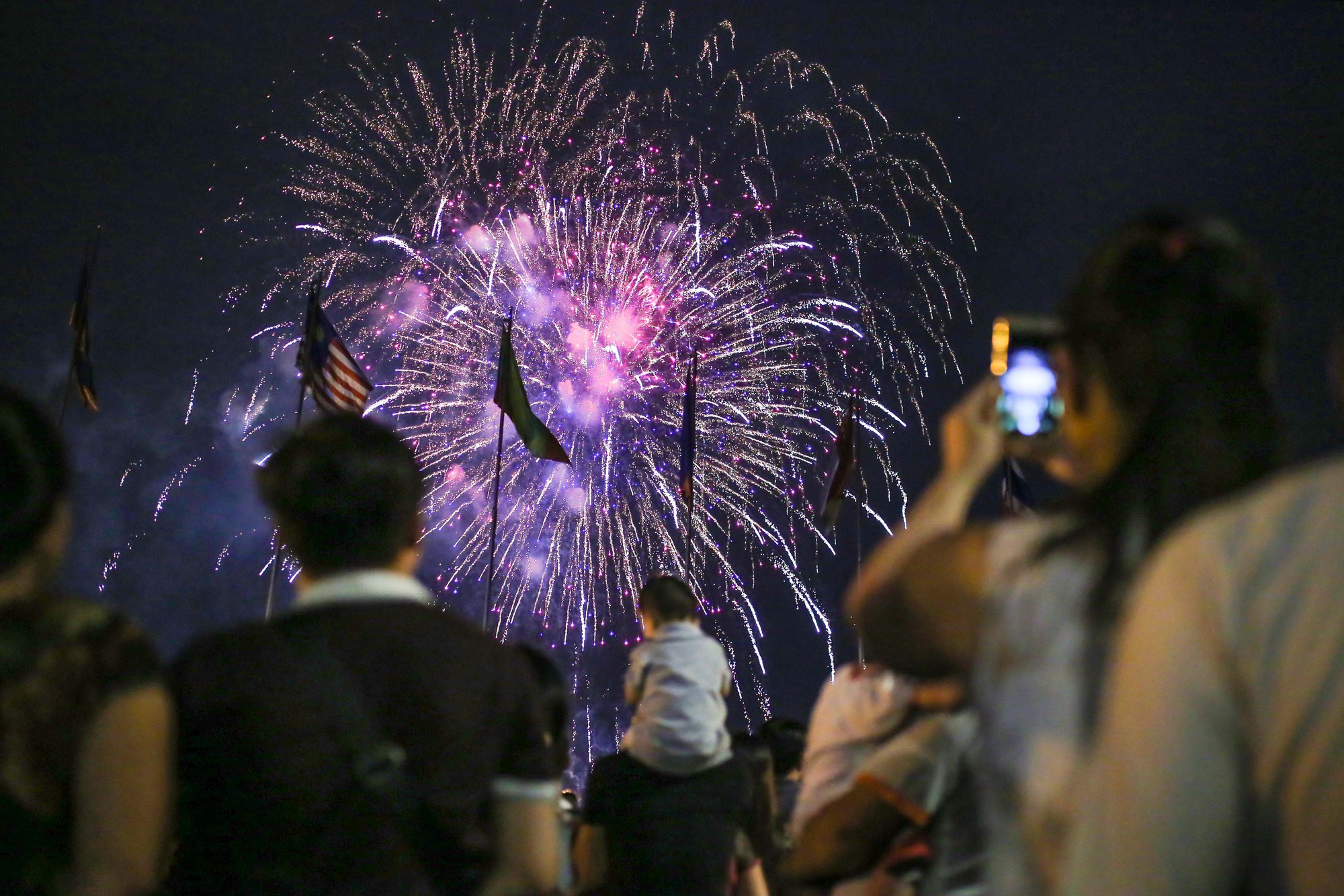 Clip: Người dân TP HCM hào hứng với pháo hoa mừng Quốc khánh - Ảnh 6.