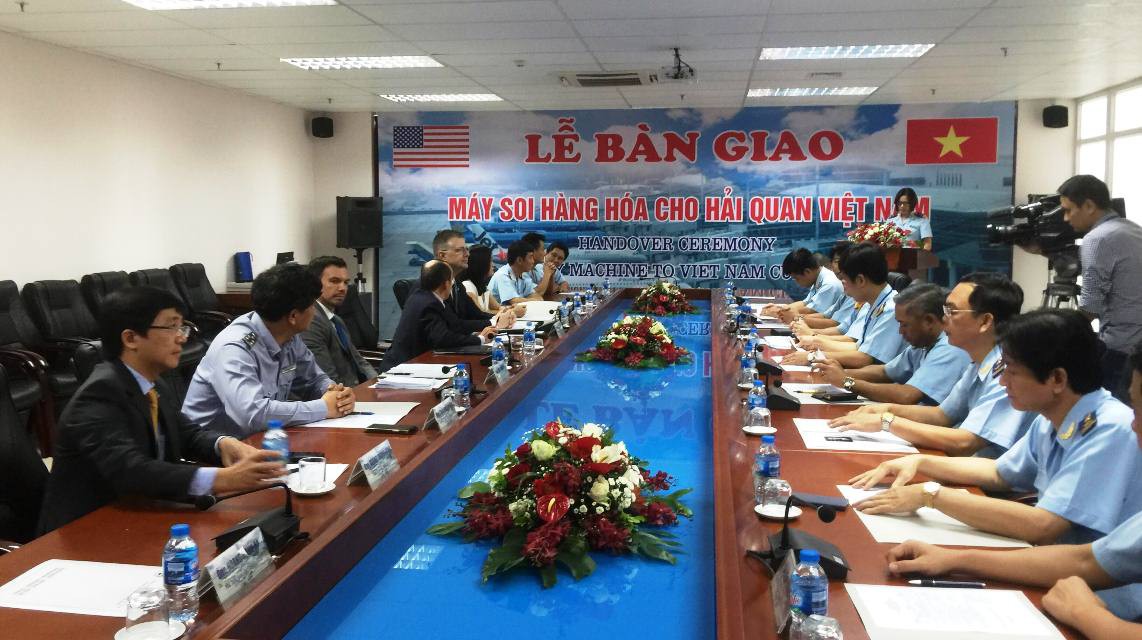 Mỹ bàn giao máy soi hàng hóa tối tân cho Hải quan Nội Bài - Ảnh 3.