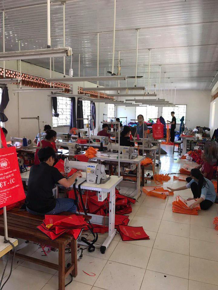NSND Lệ Thủy mang cần câu cho người khuyết tật - Ảnh 3. NSND Lệ Thủy mang cần câu cho người khuyết tật - Ảnh 3.