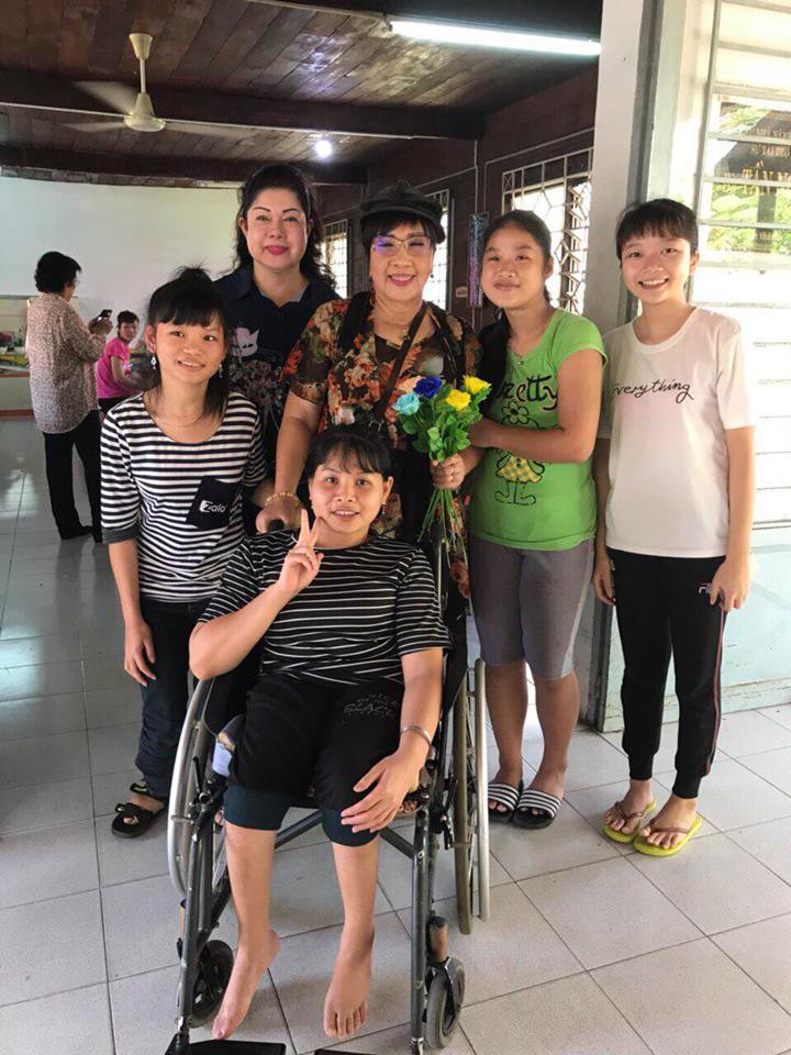 NSND Lệ Thủy mang cần câu cho người khuyết tật - Ảnh 4. NSND Lệ Thủy mang cần câu cho người khuyết tật - Ảnh 4.
