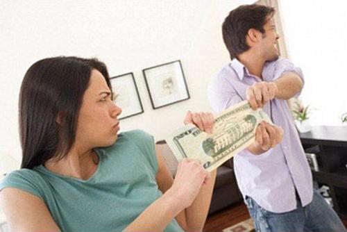 Tuyệt chiêu để chồng tự giác đưa tiền cho vợ - Ảnh 1.