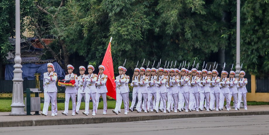 Toàn cảnh Lễ treo cờ rủ Quốc tang Chủ tịch nước Trần Đại Quang - Ảnh 1.